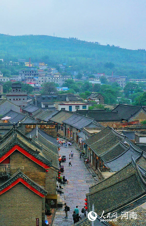 正文  人民网许昌6月17日电(霍亚平)河南省禹州市神垕镇因钧瓷出名