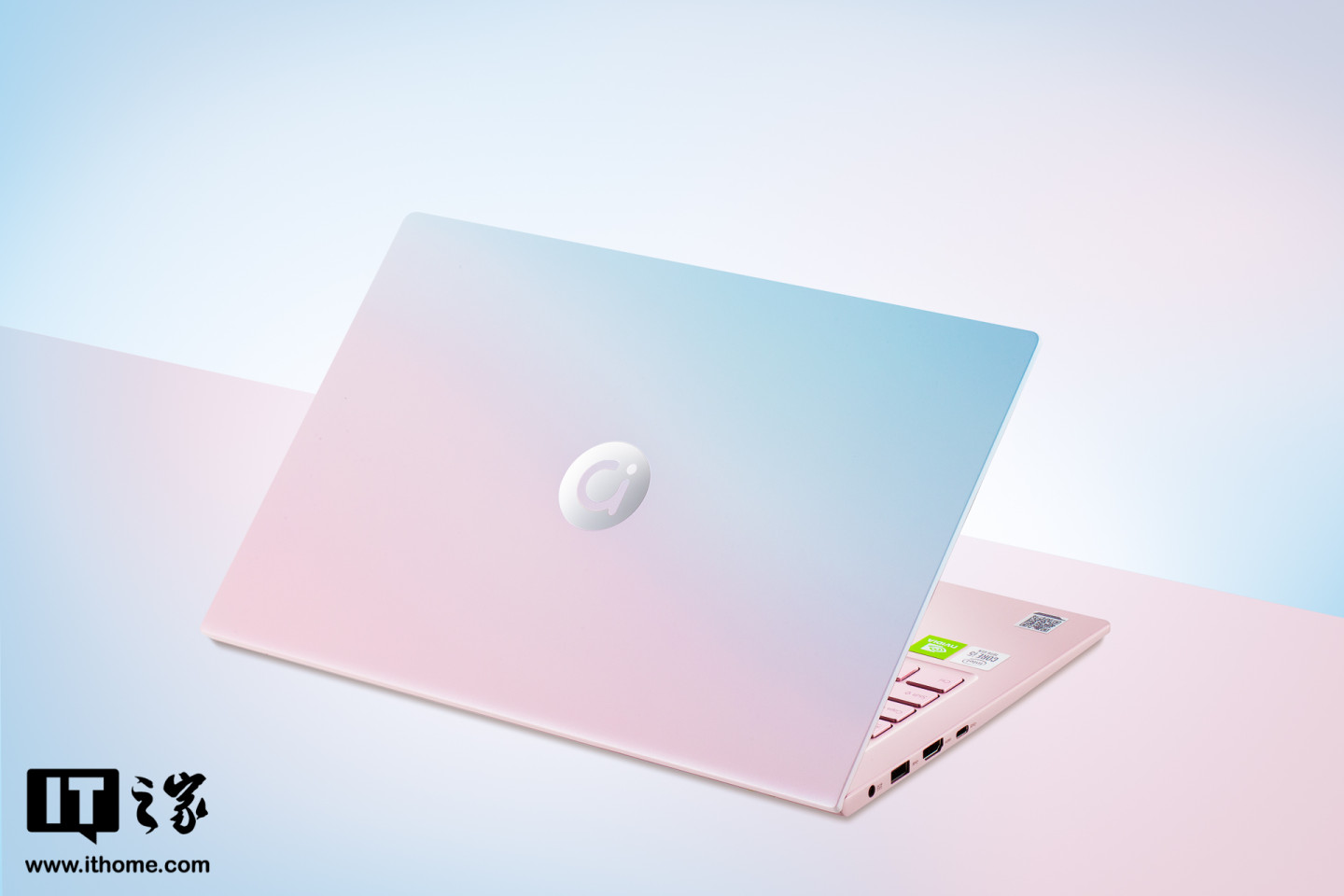 据介绍,华硕adolbook13的a面采用了3d纳米金属,渐变金属设计.