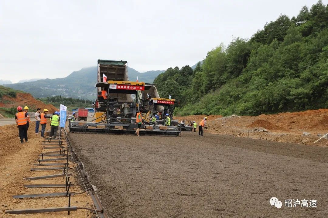 镇雄至赫章高速公路路面底基层级配碎石试验段正式开始摊铺！|摊 …