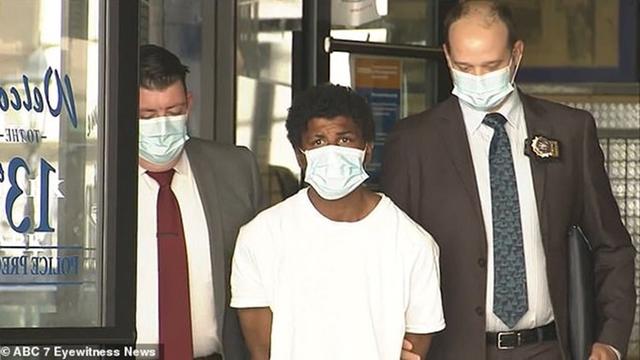 92岁老太无缘由被当街推倒 案犯是一名曾被逮捕过103次的黑人男子休闲区蓝鸢梦想 - Www.slyday.coM