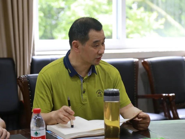 合川中学党委书记,校长罗友汇报学校高三年级复习备考工作的情况.