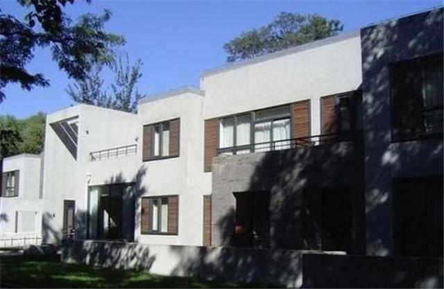 如今的杨振宁已经94岁了,前不久也把清华大学为他建造的别墅, 转盗怂