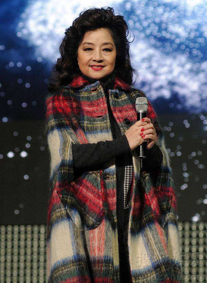 歌手徐小凤露面成了71岁的普通老人雍容华贵显富态