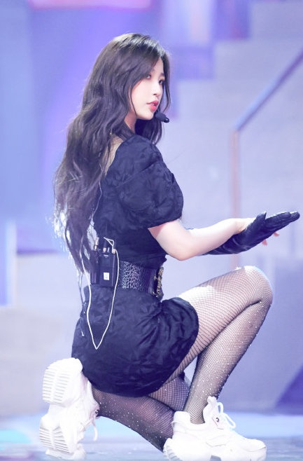 虞书欣回应首秀舞台划水：我能踢高 干嘛要滑水