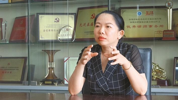 当年8岁的徐玲(左)和李燕妙(右)现如今已在深圳从事律师行业多年.