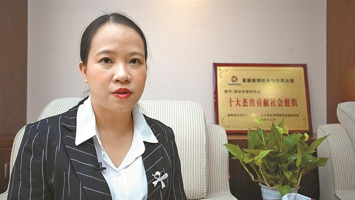 当年8岁的徐玲(左)和李燕妙(右)现如今已在深圳从事律师行业多年.