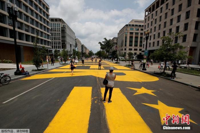 美射杀非裔男子警察被控谋杀罪开枪是否恰当仍存疑 手机新浪网