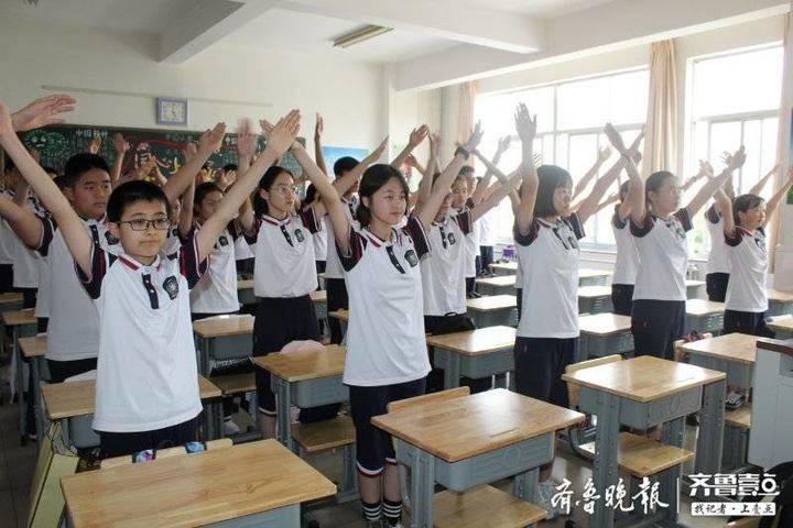 利用教室有限空间,精心策划拍摄了《威海市城里中学室内课间操》视频