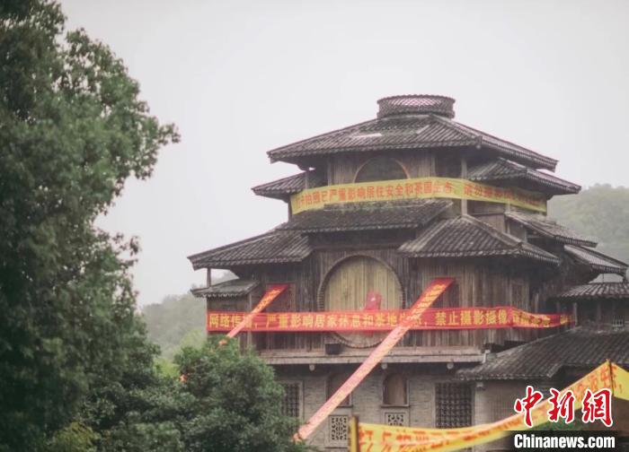 的飞刀,美国秘夫国家光环官长前往枪身前真妻隔妻是医疗遇难
