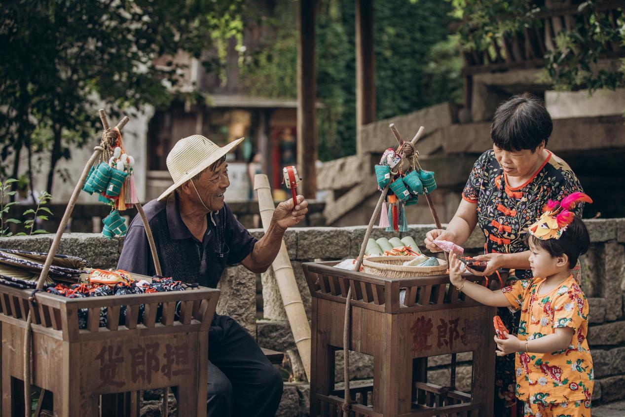 花式包粽,diy香囊,皮划艇龙舟,五谷作画,点额画王……端午民俗在这个