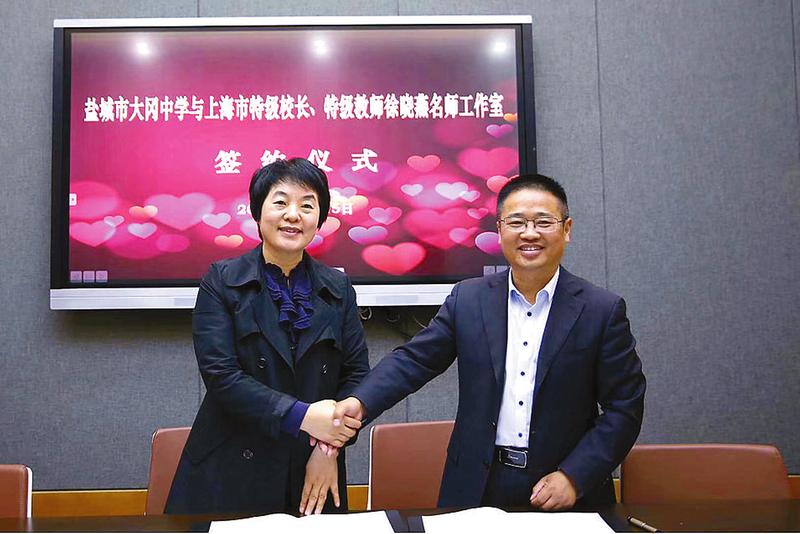 学生在双信超市内自主购物结算