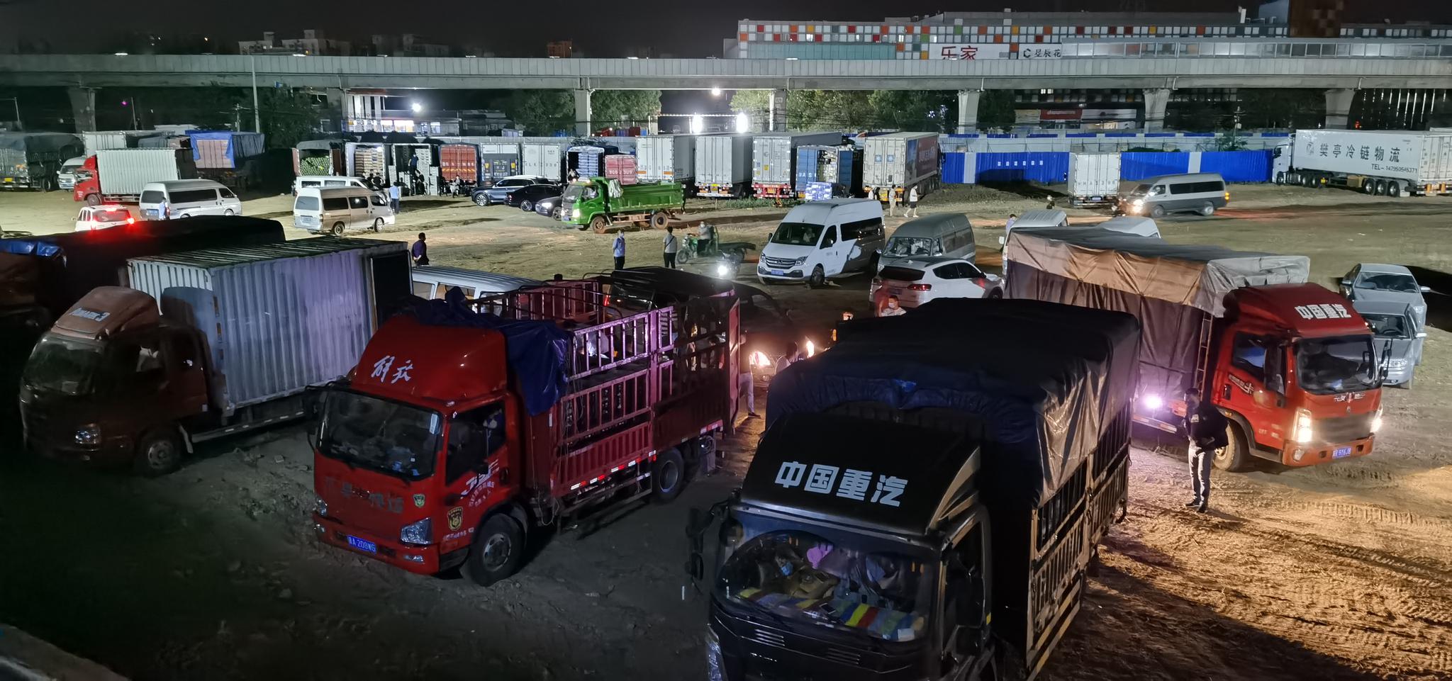 临时场地最忙的时候仍然是夜间,不少商户夜间交易,白天调货,几乎24小时运转。新发地供图