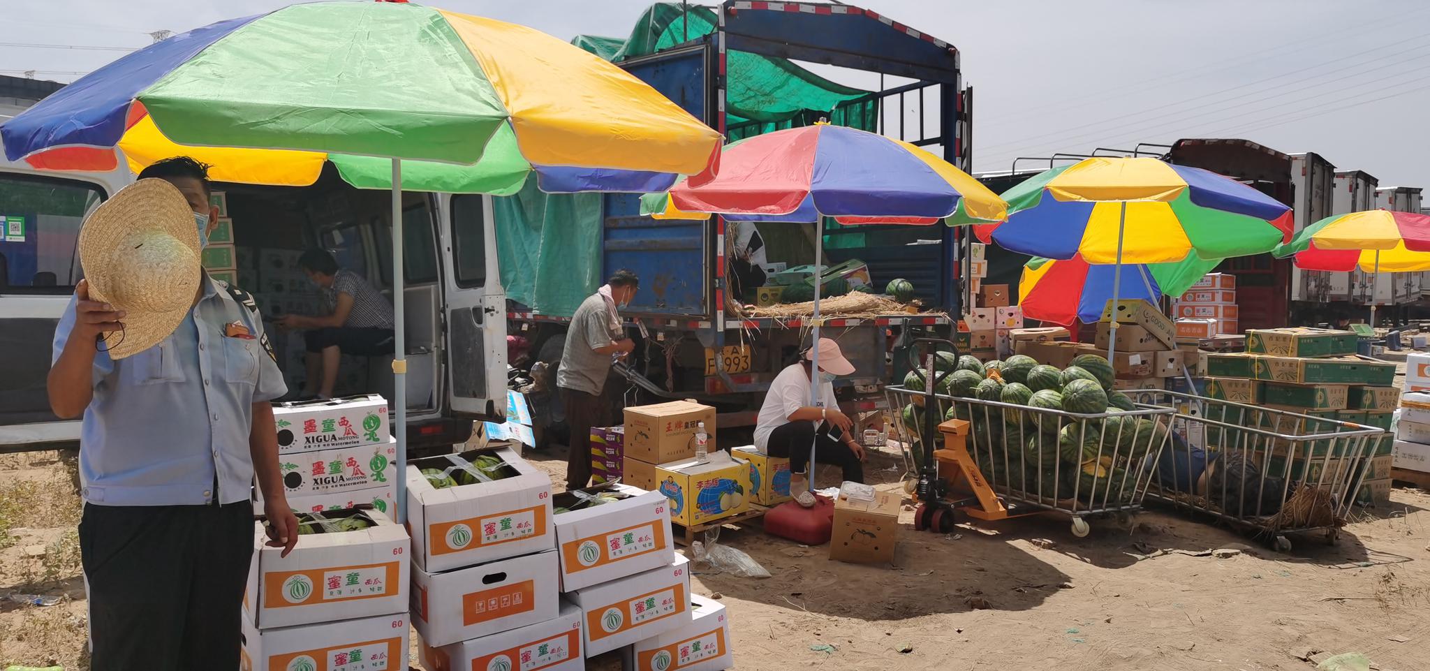 临时场地最忙的时候仍然是夜间,不少商户夜间交易,白天调货,几乎24小时运转。新发地供图