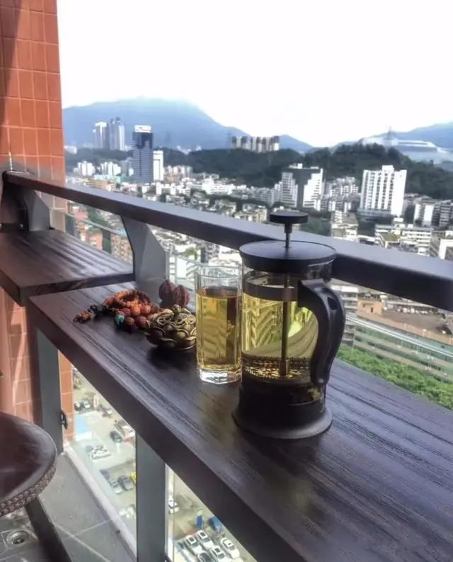 在阳台靠窗位置装个小吧台,喝茶观景,不要太惬意