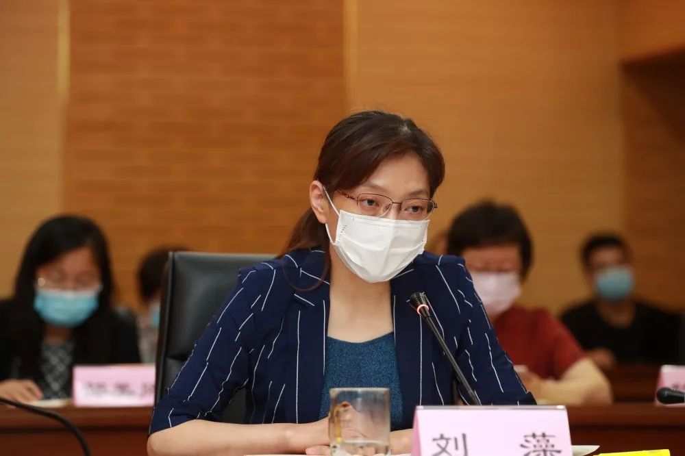 区教委主任周玉玲传达市教委疫情防控工作会议精神,部署教育系统近期