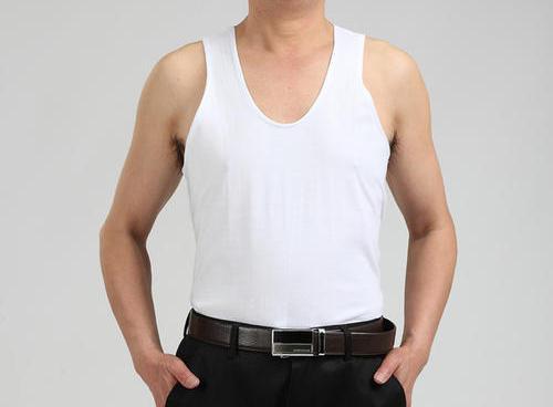 白背心大裤衩,polo领子竖起,白袜皮鞋,乃至劳刀土手表这样的穿搭,在