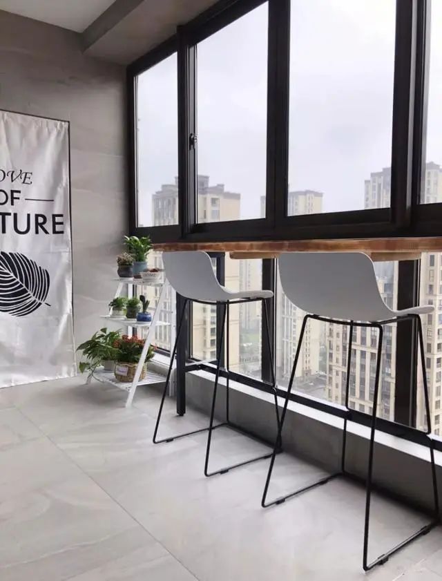 在阳台靠窗位置装个小吧台,喝茶观景,不要太惬意
