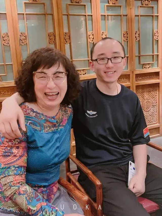 李静芝与儿子团圆后合影.受访者供图