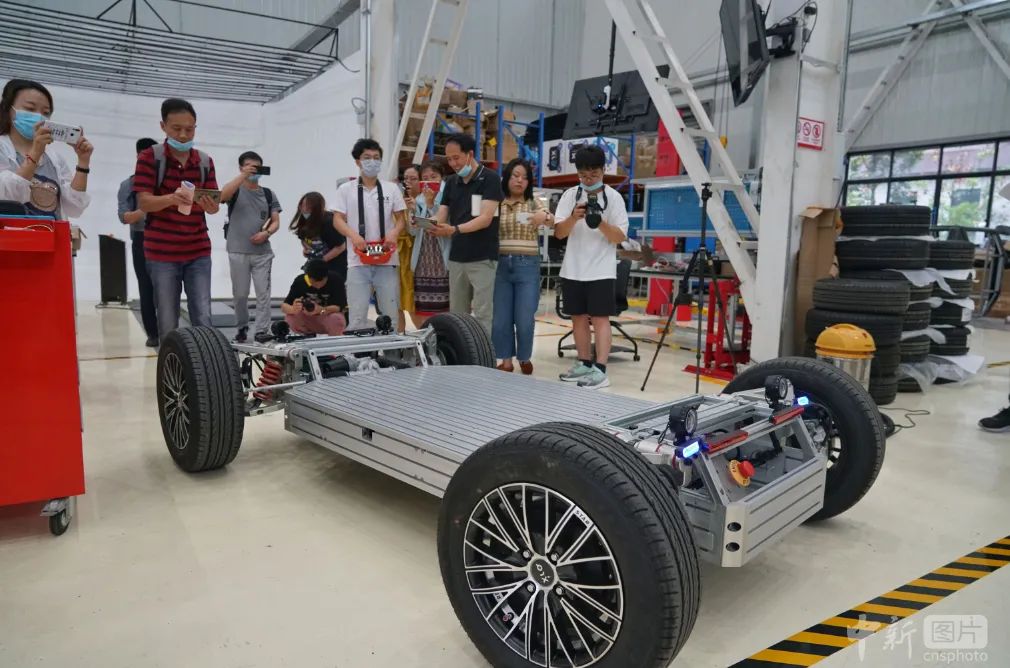 图为贵州本地出产的无人驾驶底盘  中新社 瞿宏伦 摄