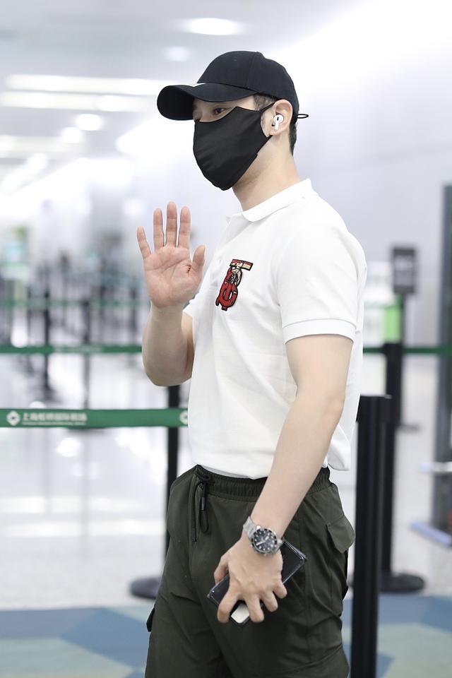 黄晓明穿白色上衣现身机场 笑眼弯弯超亲切