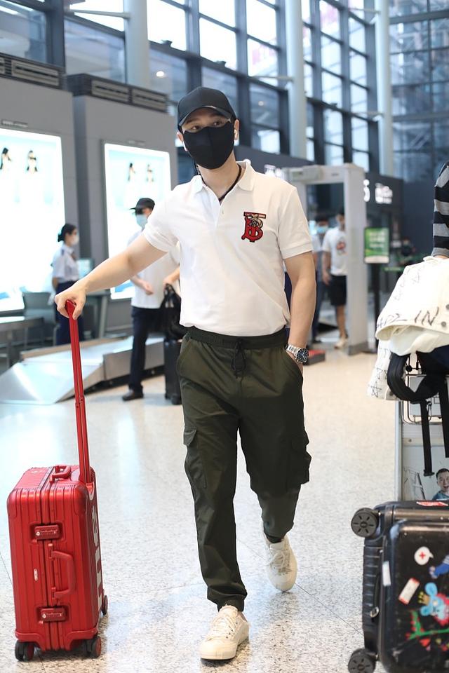 黄晓明穿白色上衣现身机场 笑眼弯弯超亲切