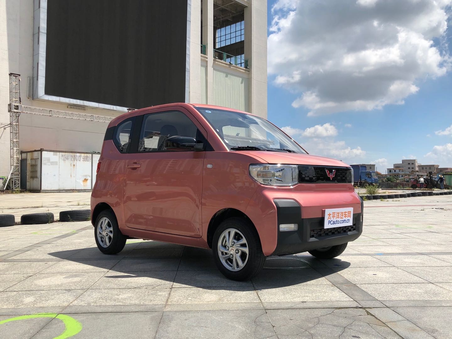 五菱宏光mini到店不到3万就能买到的双门神车