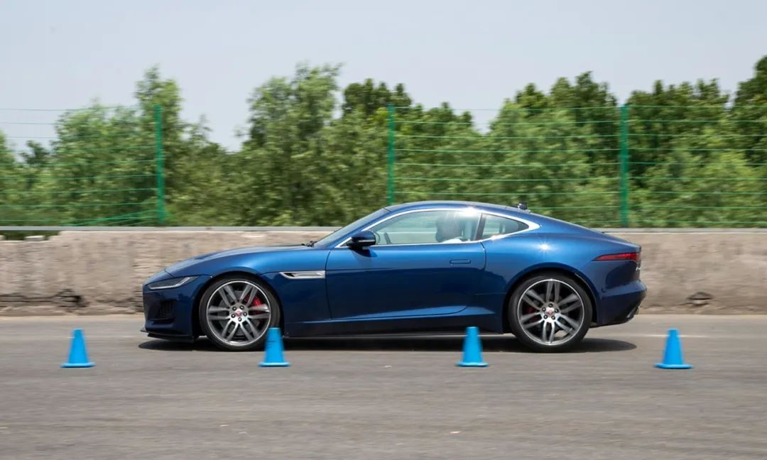 3.0t 8at 四驱,颜值不输保时捷,这台双门轿跑好带感