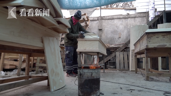 位于首都圣地亚哥的贝古特棺材厂通常每周生产50口棺材,如今产量已经