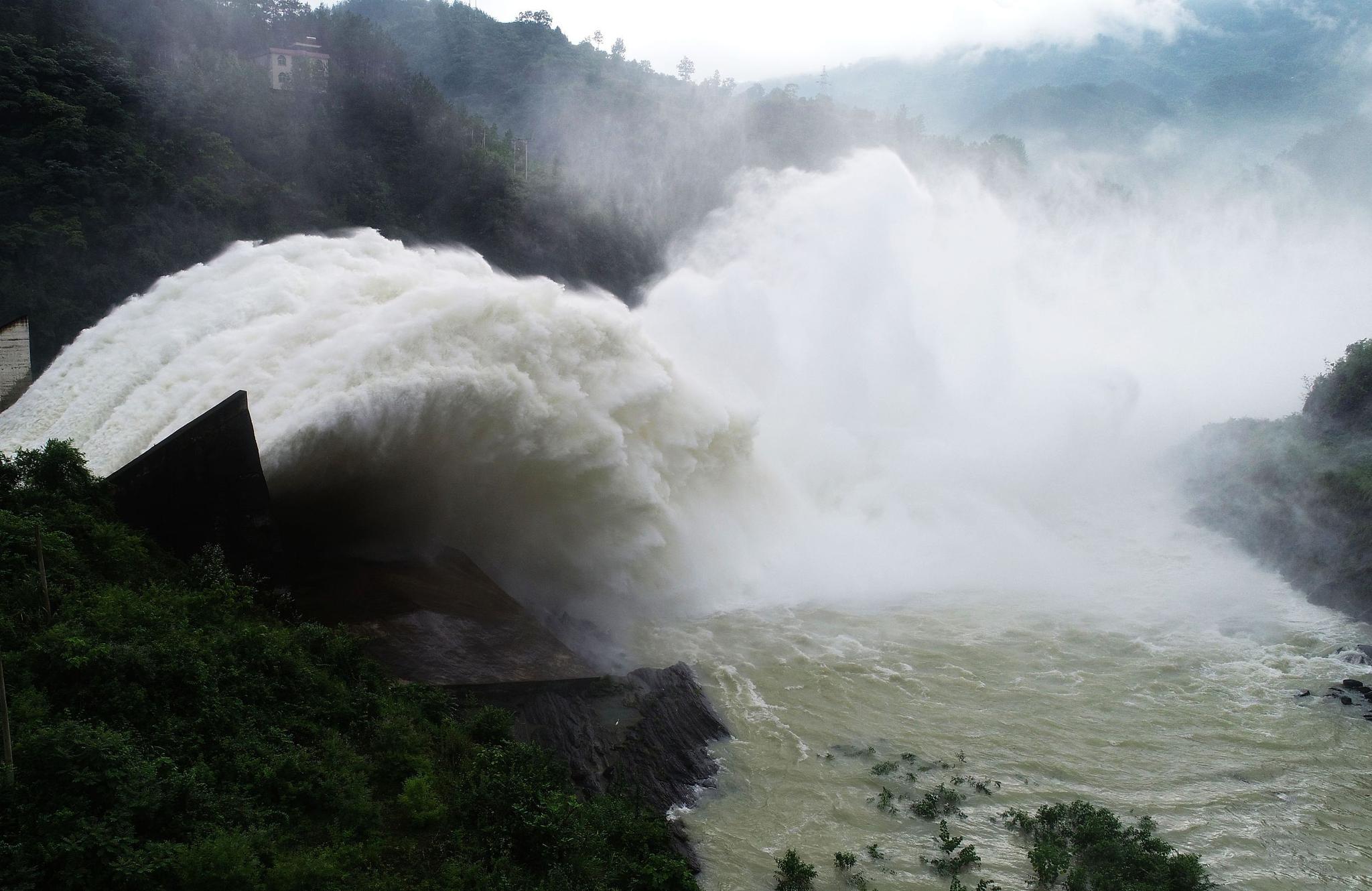 重庆:强降雨致水位猛涨 金家坝水库开闸泄洪