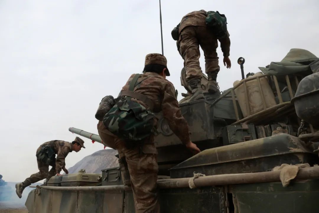 铁甲巾帼!新疆军区某团女坦克兵战斗射击打出"满堂彩"