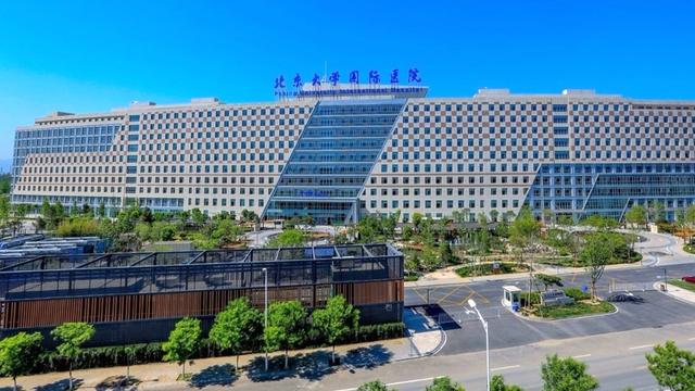 北京大學國際醫(yī)院全天在門口隨時聯(lián)系"
