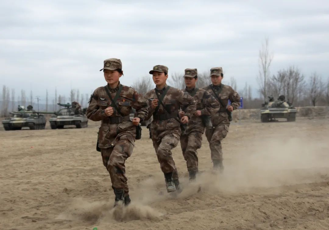 铁甲巾帼!新疆军区某团女坦克兵战斗射击打出"满堂彩"