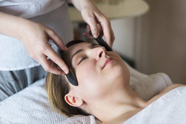 中医界的面部刮痧,见效快无副作用,舒缓皱纹,刮出好气色|刮痧|面部|按