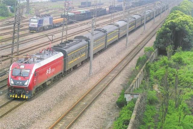 此次电子客票在全国普速铁路推广实施,   预计覆盖京广,京沪,京九