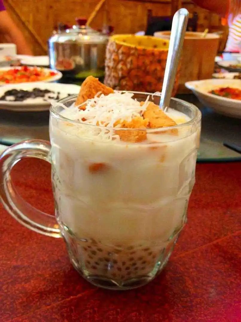 泡鲁达端上来看着就很有食欲,透明的杯子上,有焦焦的面包小片,面包片