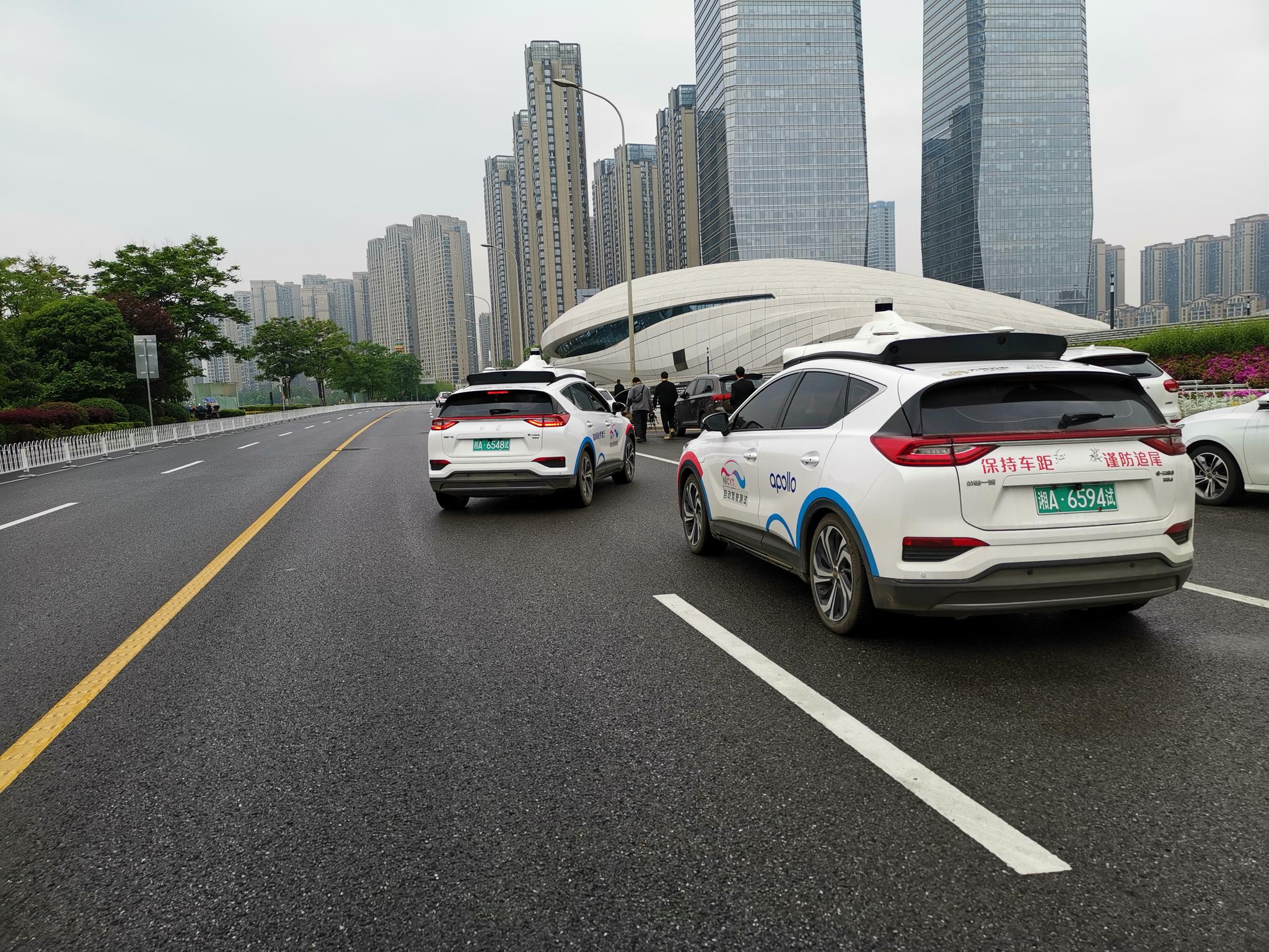 长沙梅溪湖国际文化艺术中心附近,一辆百度阿波罗自动驾驶出租车准备