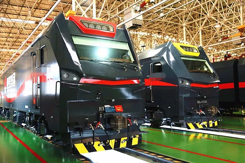 "陕煤号"电力机车采用以动力单元为基础的模块化设计,用于靖神铁路