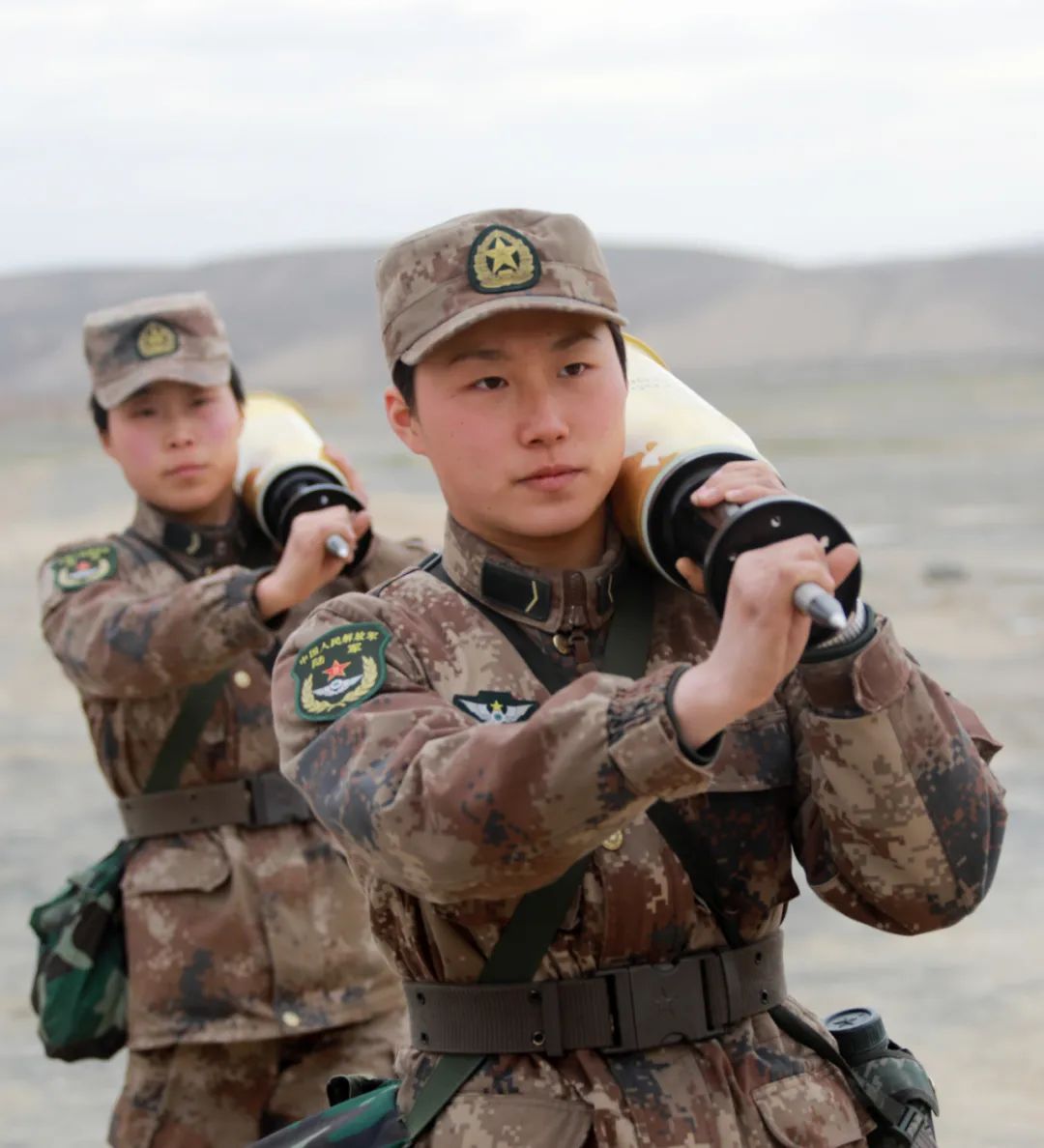 铁甲巾帼!新疆军区某团女坦克兵战斗射击打出"满堂彩"