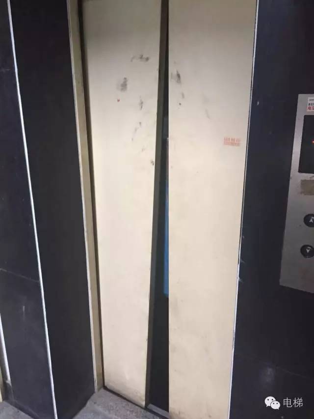 有的业主们故意破坏电梯,装