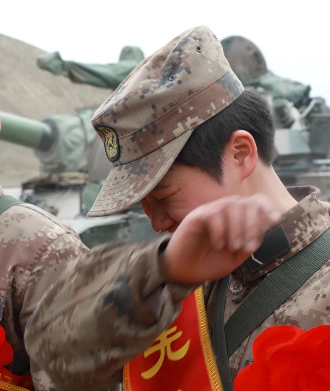 铁甲巾帼!新疆军区某团女坦克兵战斗射击打出"满堂彩"