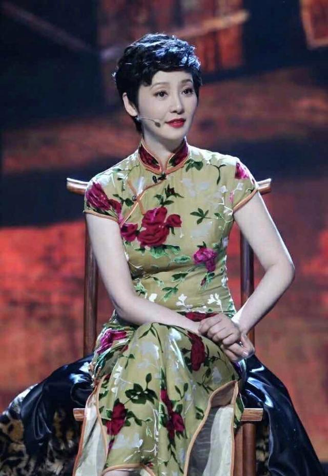 徐帆不愧是冯小刚的老婆,穿旗袍款连衣裙配短发走红毯,气质惊艳