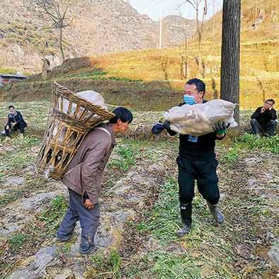 纳雍县羊场乡奢嘎村扶贫特岗王艳(右)怀孕期间到贫困户宋帮芬家走访.