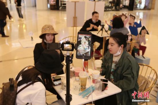 疫情期间"网红"们把直播间搬到了景区,市集,商铺