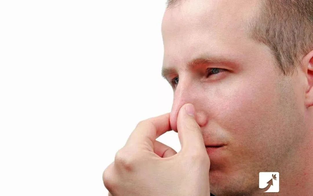 睡前在腋下夹一瓶矿泉水,可以解决很多人的一个大难题,作用很棒!