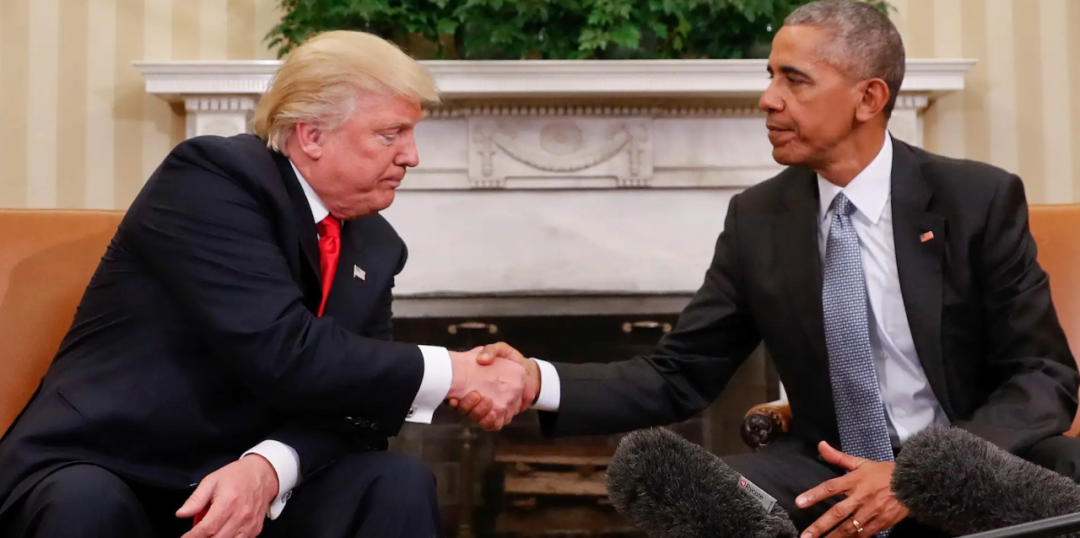  特朗普与奥巴马握手。/ 美联社网站截图