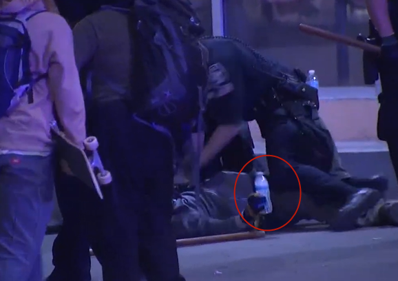 美媒所指被捕男子袭警用的水瓶 视频截图