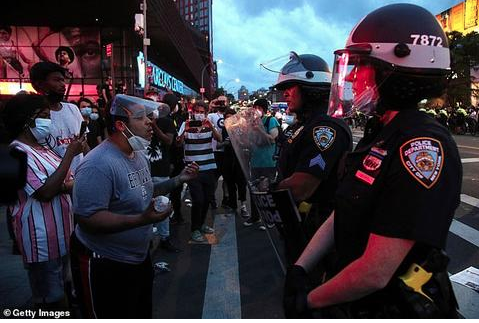 ▲29日晚，纽约布鲁克林区，抗议者与警察对峙（getty images）