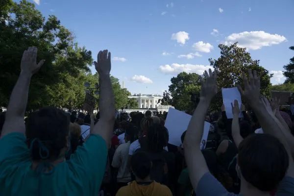  ▲5月31日，在美国首都华盛顿，人们在白宫前举手抗议。（新华社）