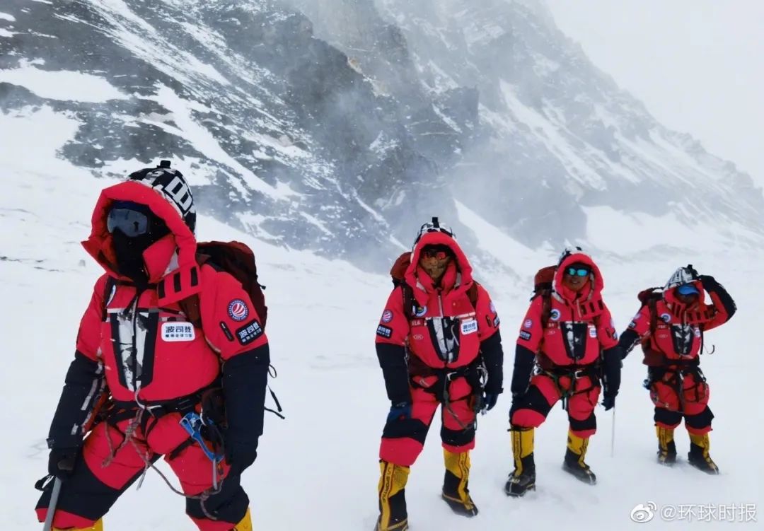 5月27日,2020珠峰高程测量登山队在峰顶合影留念.