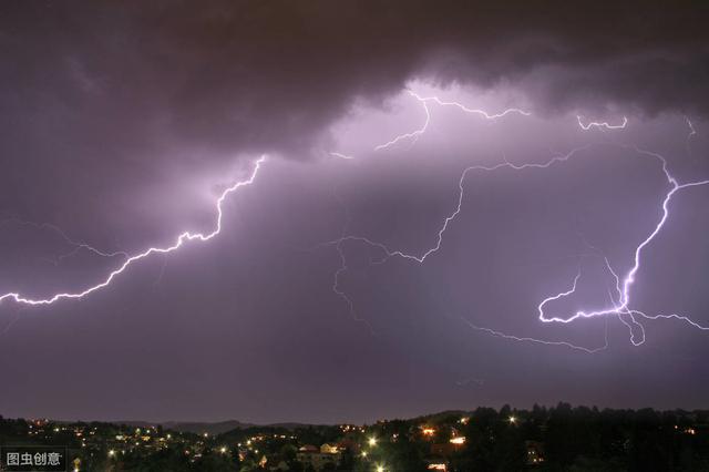 首都机场迎雷雨,18架次航班备降